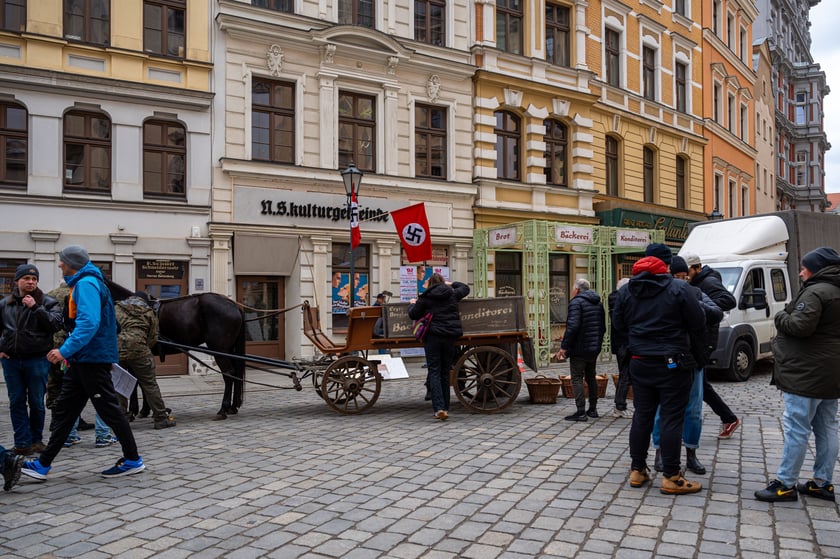 Plan zdjęciowy w okolicach Uniwersytetu Wrocławskiego. - Z uwagi na szczególne tło historyczne serialu (nazistowskie Niemcy lat 30. XX wieku), w przestrzeni miasta powstaną plany scenograficzne, uwzględniające określone znaki i symbole, charakterystyczne dla danego okresu historycznego, których nie należy w żaden sposób interpretować dosłownie – są jedynie dekoracją do filmu - informuje producent filmu
